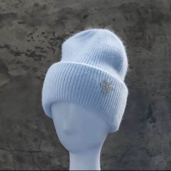 NWT Rabbit Fur Beanie With Snowflake Brooch - Picture 7 of 9